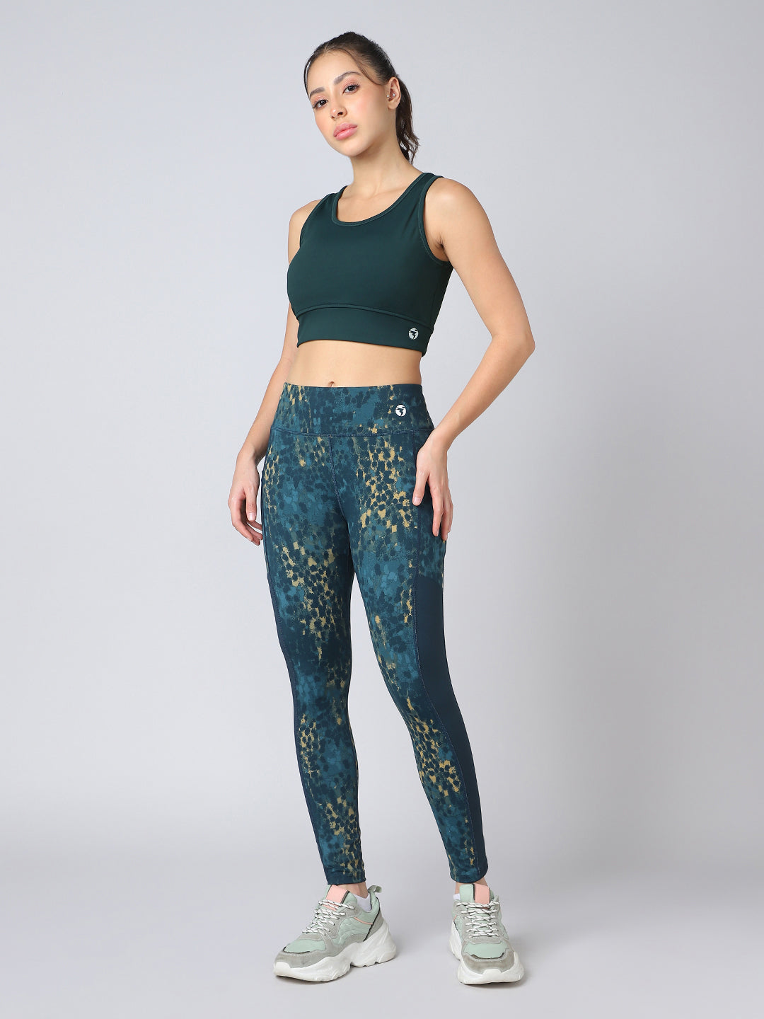 Women Solid Slim Fit Scoop Neck Sports Bra with ELASTO PLUS